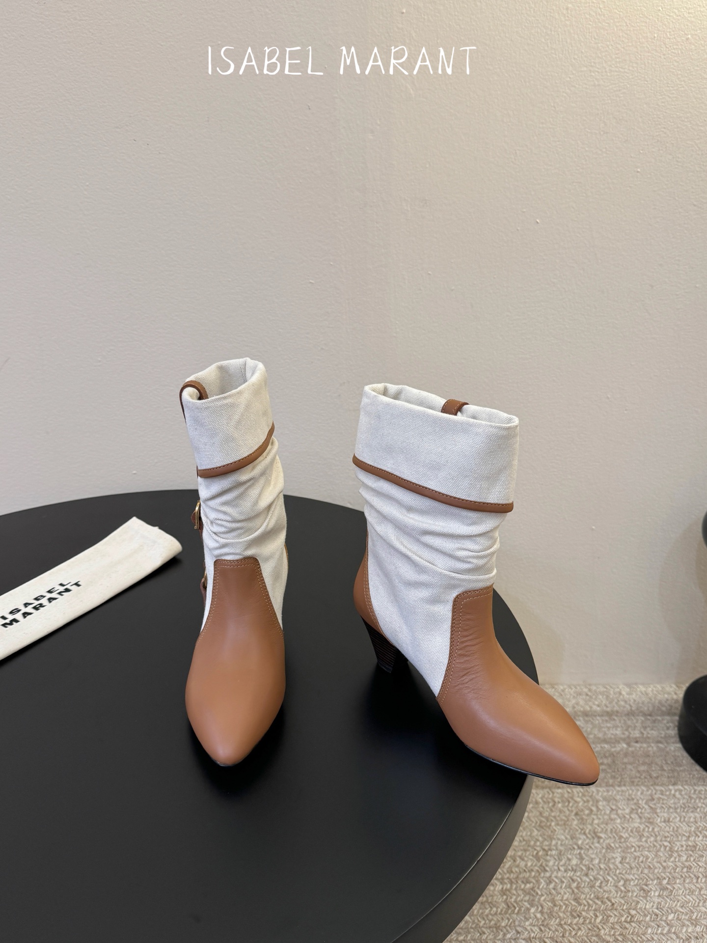 Isabel Maran*  𝟐𝟔𝐀𝐖秋冬新品 褶皱堆堆靴|法式松弛跳出刻板框架 牛仔帆布与油蜡皮质感碰撞鞋身 每一步都
