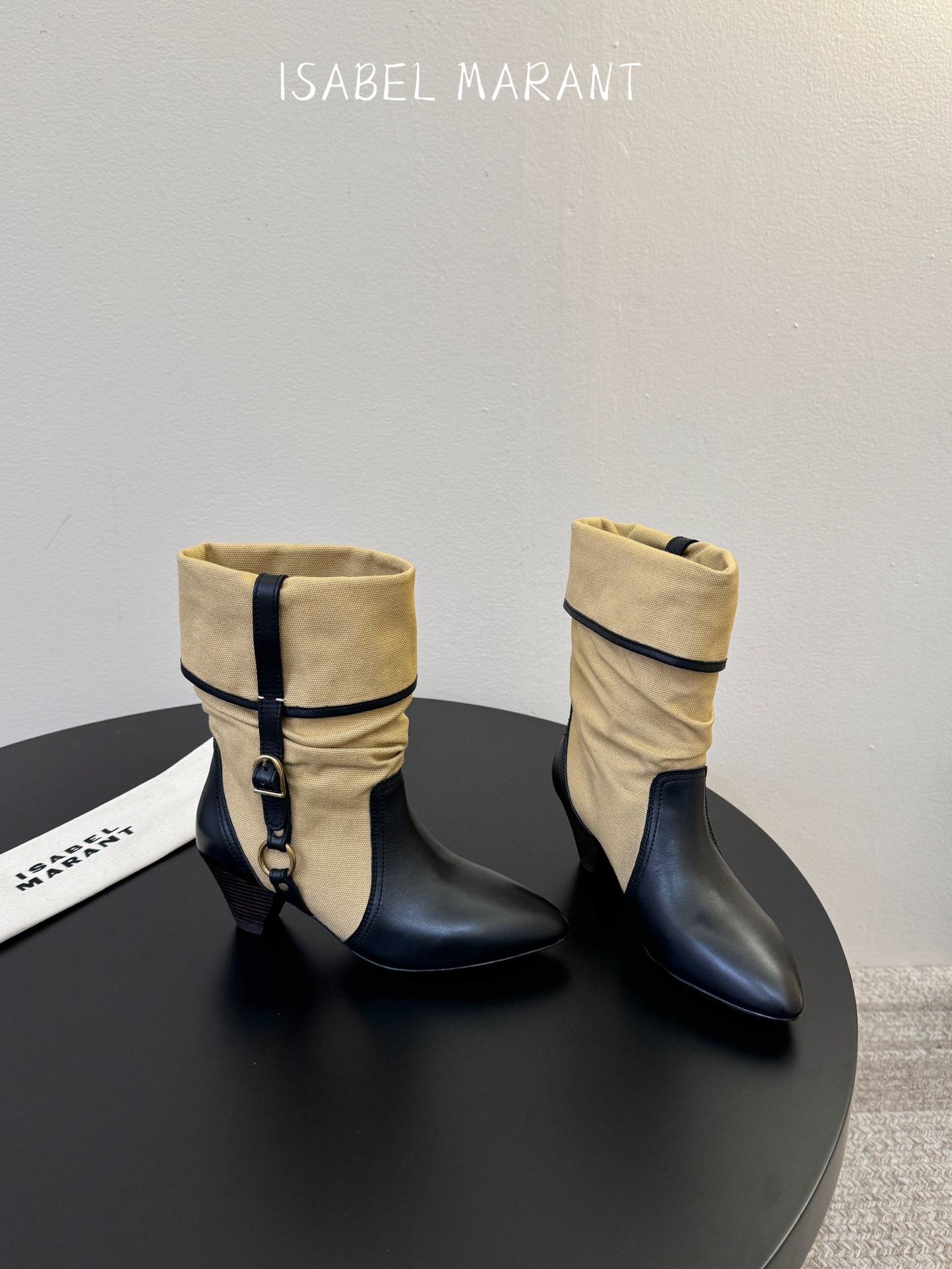 Isabel Maran*  𝟐𝟔𝐀𝐖秋冬新品 褶皱堆堆靴|法式松弛跳出刻板框架 牛仔帆布与油蜡皮质感碰撞鞋身 每一步都