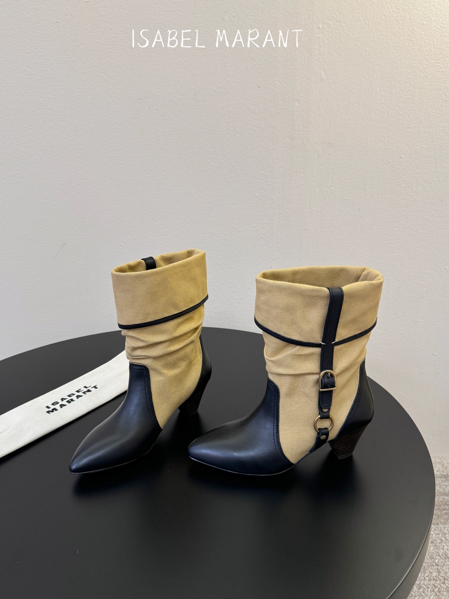 Isabel Maran*  𝟐𝟔𝐀𝐖秋冬新品 褶皱堆堆靴|法式松弛跳出刻板框架 牛仔帆布与油蜡皮质感碰撞鞋身 每一步都