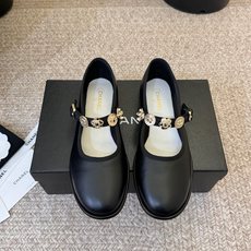 Chane*26ss新款一字扣带玛丽珍鞋 采用羊皮制作,触感柔软细腻,兼具透气性与质感,上脚舒适不磨脚 既能搭配裙装打造 Chane*26ss新款一字扣带玛丽珍鞋 采用羊皮制作,触感柔软细腻,兼具透气性与质感,上脚舒适不磨脚 既能搭配裙装打造