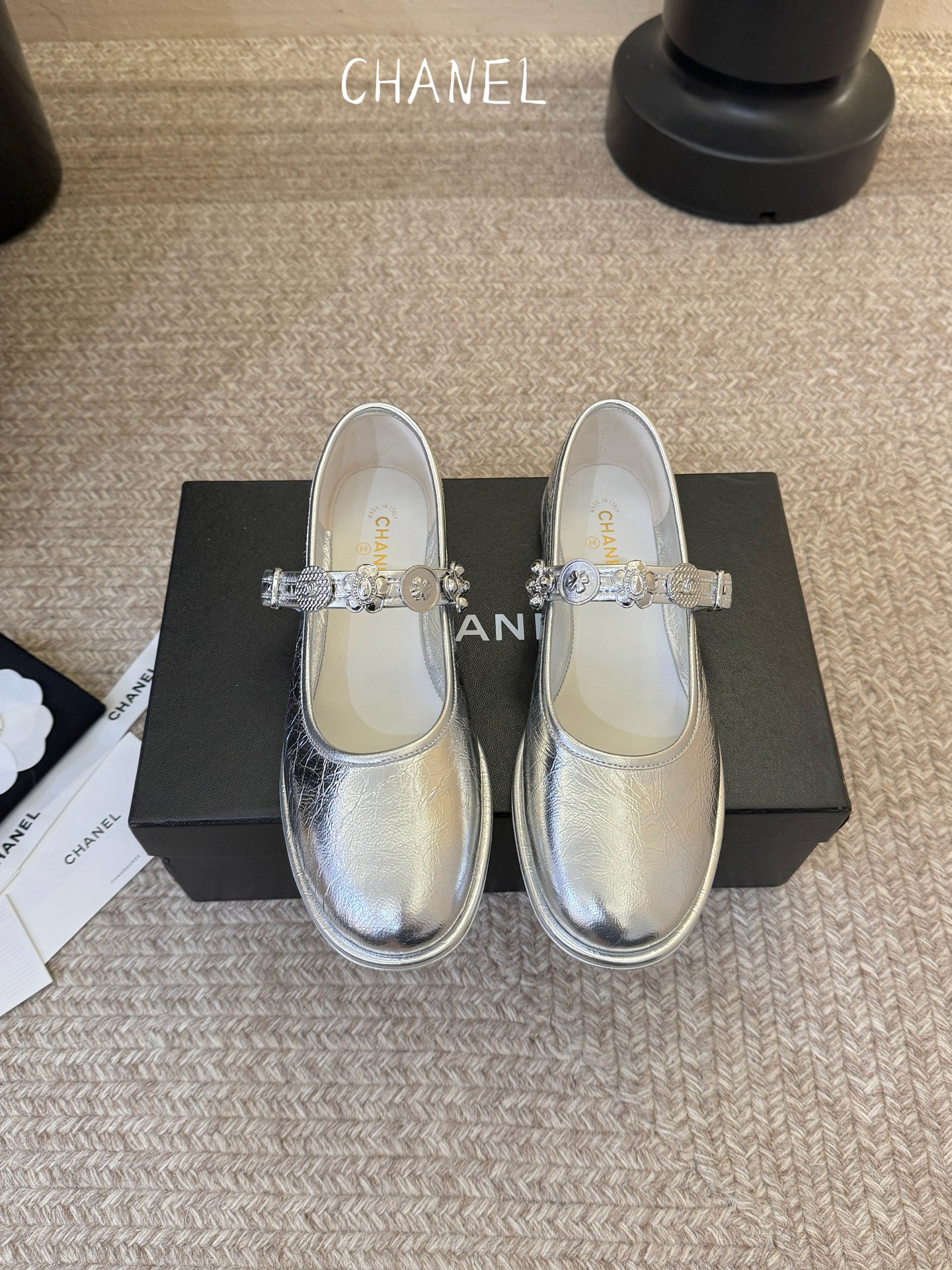 NO:921920,Chane*26ss new one-line buckle Mary Jane shoes are made of sheepskin, which is soft and delicate to the touch, has both breathability and texture, and is comfortable on the feet without rubbing. It can be paired with skirts to create a sweet and cool style, or can be combined with trousers to create a casual feel. It is suitable for daily commuting, dating and other scenes. The thick sole design can naturally lengthen the leg lines, visually making the legs slimmer and longer, and adapting to the needs of different heights. Sheepskin upper, sheepskin lining  size 35-41 (customized size 40 is non-refundable), Mary Jane, chanel, mary jane, skirts, sheepskin19860909Chane*26ss新款一字扣带玛丽珍鞋 采用羊皮制作,触感柔软细腻,兼具透气性与质感,上脚舒适不磨脚 既能搭配裙装打造甜酷风格,也能与裤装组合营造休闲感,日常通勤、约会等场景都适用.厚底设计可自然拉长腿部线条,视觉上更显腿细腿长,适配不同身高的穿搭需求. 鞋面羊皮 内里羊皮 size35-41码（40码定制不退换）,玛丽珍,chanel,mary jane,skirts,sheepskin,Women's Shoes