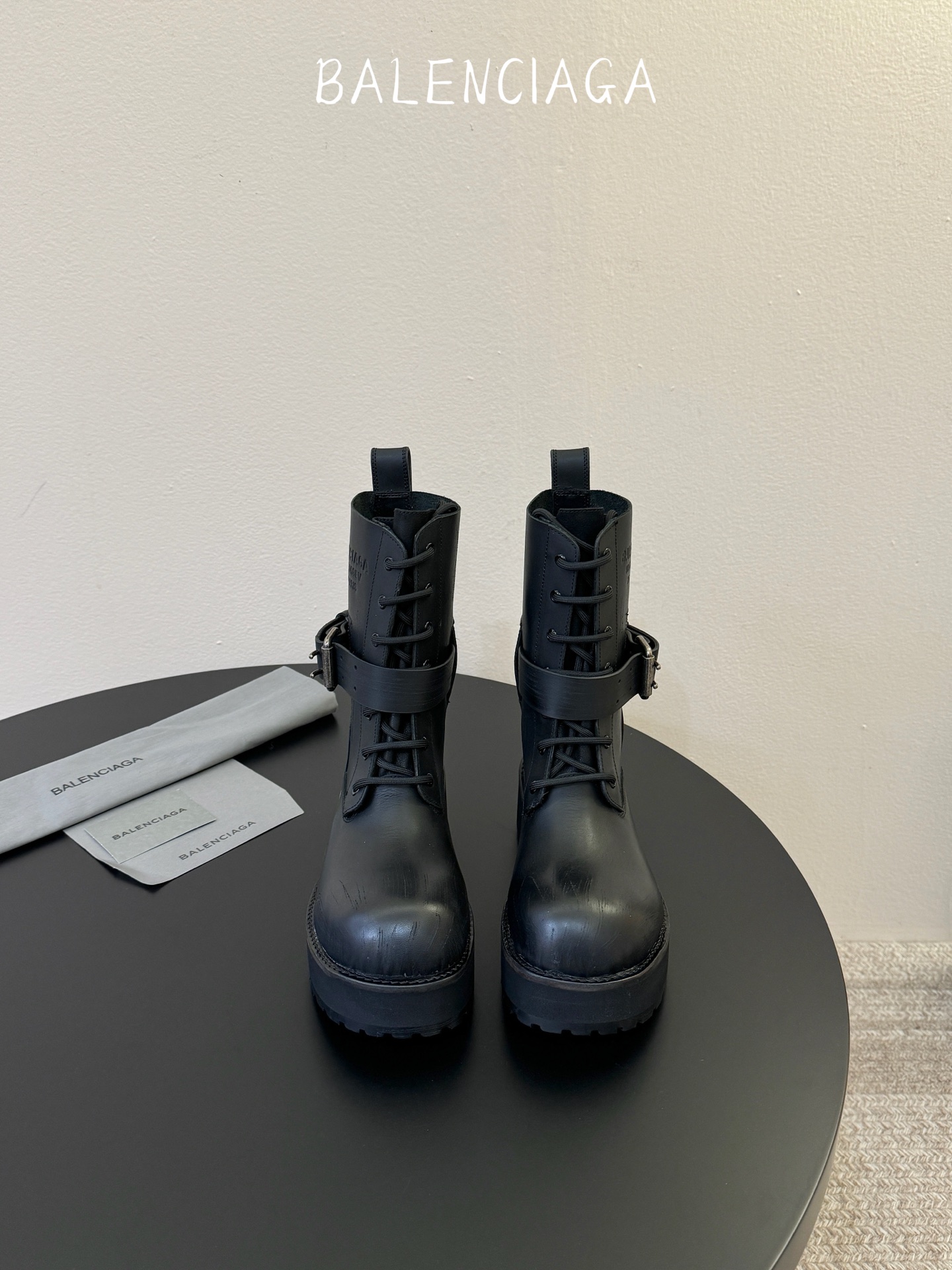 NO:921910,BALENCIAG* New Product Workwear Motorcycle Boots | The hardcore aura breaks the shackles of gentleness. The distressed cowhide texture covers the entire boot body, bringing out an unruly street aura with every step. The front lace + metal buckle adds tough details. The embossed letters on the shoe body highlight the brand tone in a low-key manner. The thick-soled boot shape has a calm and powerful aura. Pair it with wide-leg pants or work shorts to create a casual street atmosphere.  Suitable for trendy players who prefer a cool style. The tough version can easily be worn to create a casual and uninhibited street aura. The upper is imported tree paste cowhide and the lining is imported cowhide. 35-39 (set at 40.41), boots, balenciaga, boots, shorts, cowhide19860909BALENCIAG* 新品 工装机车靴| 硬核气场打破温柔桎梏 做旧牛皮质感铺满整个靴身 每一步都带出桀骜不羁的街头气场 前系带+金属搭扣增添硬朗细节 鞋身压印字母低调凸显品牌调性 厚底靴型自带沉稳强大气场 搭配阔腿裤或是工装短裤打造随性街头氛围感 适合偏爱酷飒风格的潮流玩家 硬朗版型轻松穿出随性不羁的街头气场 鞋面进口树膏牛皮 内里进口牛皮 35-39（40.41定）,靴子,balenciaga,boots,shorts,cowhide,Women's Shoes