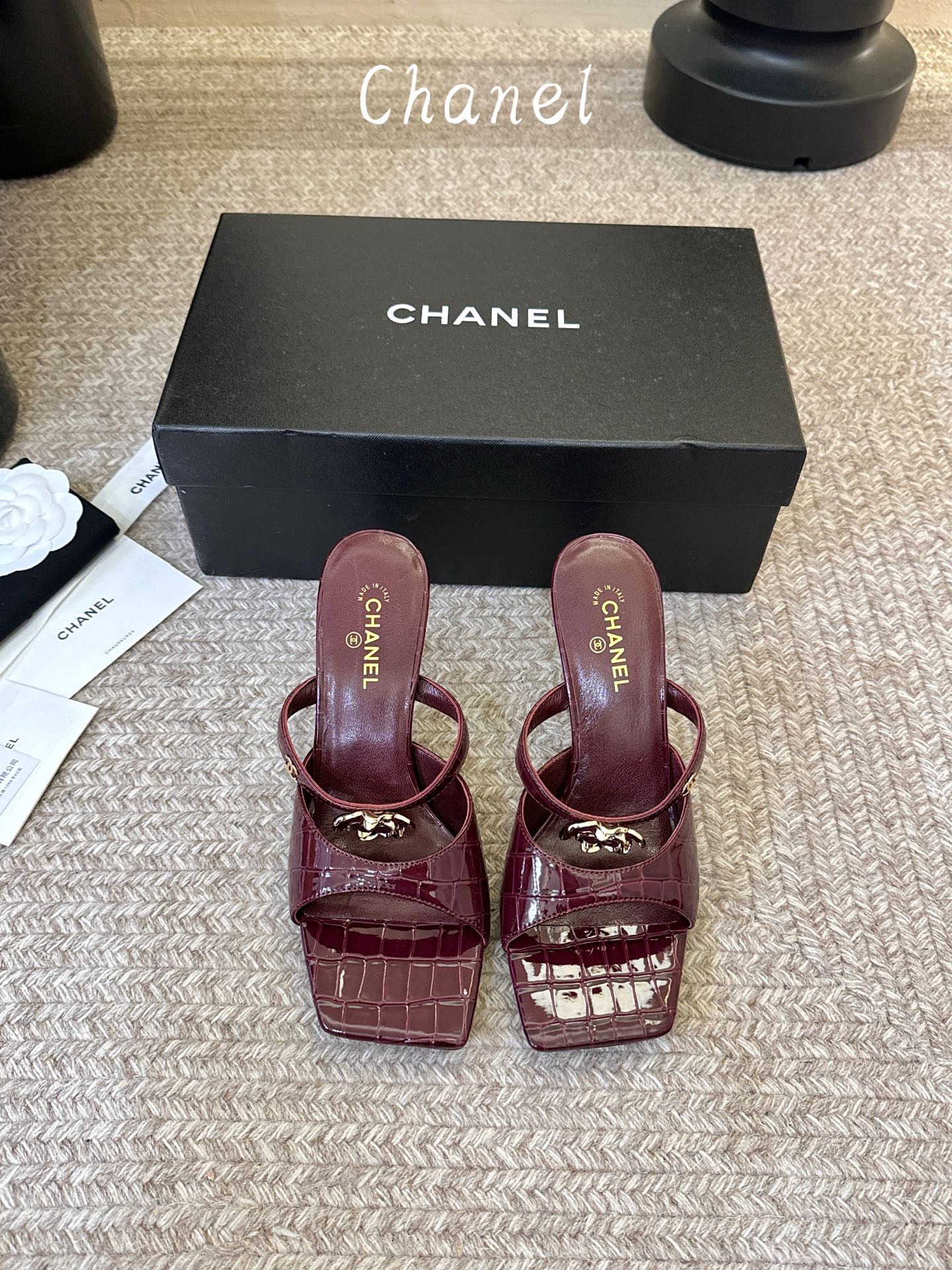 NO:921887,Chanel26SS new sandals Double C flip-up sandals | spring and summer dressing magic classic double C elements + minimalist flip-up design, full of high-end, soft-soled upper, comfortable on the feet without grinding, long-term wear without burden. Various colors cover all styles, the gilt style is luxurious, the milky white style is gentle and versatile, and the classic black will never go out of style. For the beach, daily life, and commuting, a pair will take care of you throughout the spring and summer. Looks and comfort are both online, so you can close your eyes without stepping on thunder.  Upper stone pattern/patent leather, lining sheepskin, leather outsole, size 35-40 (customized size 40 is non-returnable),,chanel,sheepskin,Leather soles19860909Chanel26SS新款凉拖 双C夹脚凉拖｜春夏穿搭神器经典双C元素+极简夹脚设计,高级感拉满,软底鞋面,上脚舒适不磨脚,久穿无负担.多种配色承包所有风格鎏金款贵气炸场,奶白款温柔百搭,经典黑永不过时. 海边、日常、通勤,一双承包你整个春夏,颜值与舒适感双在线,闭眼入不踩雷. 鞋面石头纹/漆皮 内里羊皮 大底真皮大底 size35-40码（40码定制不退换）,,chanel,sheepskin,Leather soles,Women's Shoes