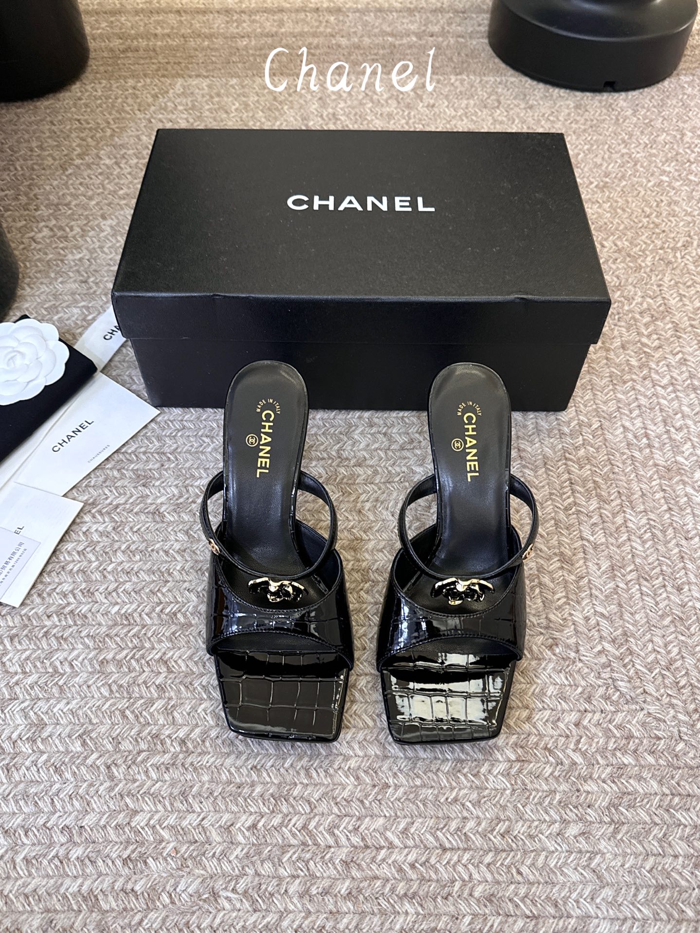 NO:921899,Chanel26SS new sandals Double C flip-up sandals | spring and summer dressing magic classic double C elements + minimalist flip-up design, full of high-end, soft-soled upper, comfortable on the feet without grinding, long-term wear without burden. Various colors cover all styles, the gilt style is luxurious, the milky white style is gentle and versatile, and the classic black will never go out of style. For the beach, daily life, and commuting, a pair will take care of you throughout the spring and summer. Looks and comfort are both online, so you can close your eyes without stepping on thunder.  Upper stone pattern/patent leather, lining sheepskin, leather outsole, size 35-40 (customized size 40 is non-returnable),,chanel,sheepskin,Leather soles19860909Chanel26SS新款凉拖 双C夹脚凉拖｜春夏穿搭神器经典双C元素+极简夹脚设计,高级感拉满,软底鞋面,上脚舒适不磨脚,久穿无负担.多种配色承包所有风格鎏金款贵气炸场,奶白款温柔百搭,经典黑永不过时. 海边、日常、通勤,一双承包你整个春夏,颜值与舒适感双在线,闭眼入不踩雷. 鞋面石头纹/漆皮 内里羊皮 大底真皮大底 size35-40码（40码定制不退换）,,chanel,sheepskin,Leather soles,Women's Shoes