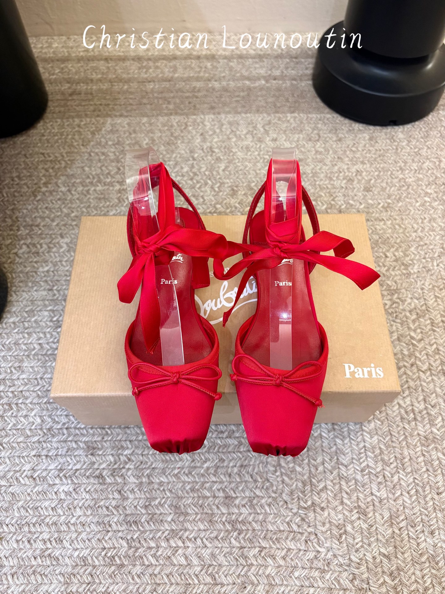 NO:921875,Diamond-free Christian Loubottin's new square-toe rhinestone ballet high-heeled shoes, high-end strappy high-heeled shoes, the latest red-soled shoes, no matter where you put them, they are ordinary, but once you put them on, they are amazing!  CL's red-soled shoes have fascinated many people. They are silently sexy and the sparkling rhinestones make them look like fairies. Who can resist a pair of romantic and atmospheric high heels!  Imported silk upper, sheepskin foot pads, genuine leather outsole, size 35~39 (40.41.42 custom-made, non-refundable and non-exchangeable), ballet shoes, christian louboutin, bottega veneta, high heels, sheepskin, real silk, Leather soles19860909无钻 Christian Loubottin 新款方头水钻芭蕾高跟鞋 自带高级感绑带高跟鞋 最新款红底鞋 放在哪里平平无奇,一上脚绝了！CL的红底鞋让很多人痴迷,无言的性感,亮闪闪的水钻妥妥的仙女本仙,谁能拒绝一双浪漫又有氛围感的高跟鞋！ 鞋面进口真丝 垫脚羊皮 大底真皮大底 码数35~39（40.41.42定做不退不换）,芭蕾舞鞋,christian louboutin,bottega veneta,high heels,sheepskin,real silk,Leather soles,Women's Shoes