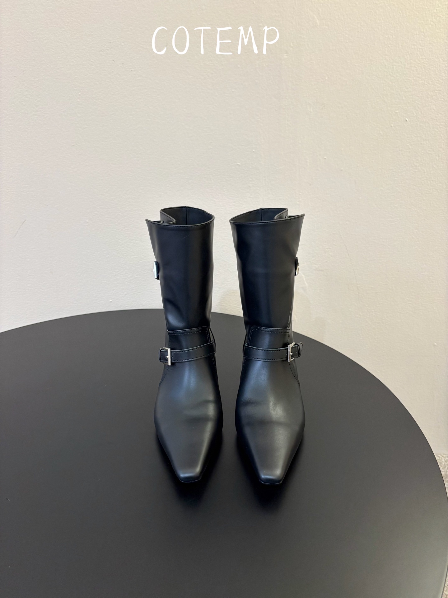 NO:921913,COTEM early autumn knight boots are a pair of boots that are not picky. The boots are both casual and three-dimensional, which can better modify the leg shape. Inspired by origami, it incorporates innovative inspiration into the classic texture. Paired with a skirt, it shows the charm of both softness and strength. When the weather gets cooler, it is more light and capable when paired with jeans and casual trousers. The upper is made of matte textured calfskin, soft and stylish, with sheepskin lining, and original molded anti-slip soles. Size 35-39 4041 Customized  Two colors, boots, boots, skirts, jeans, cowhide, sheepskin19860909COTEM早秋骑士靴 是一双不挑腿型的靴子,靴筒兼具随性与立体感,更好修饰腿型.以折纸为灵感,在经典质感中融入创新灵感,搭配裙子展现亦柔亦刚的魅力,天气转凉搭配牛仔裤、休闲长裤则更显轻盈干练的气质,鞋面使用哑光质感小牛皮,柔软有型,内里羊皮 ,原版开模防滑底 尺码35-39 4041定制 两色入,靴子,boots,skirts,jeans,cowhide,sheepskin,Women's Shoes