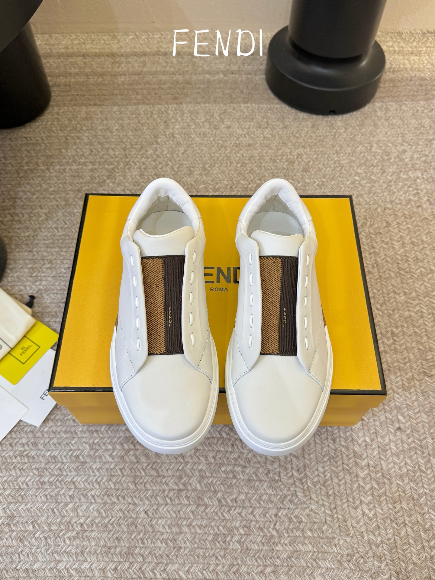 NO:924407,Couple style Fendi Fendi City series elastic band slip-on casual sports shoes white shoes FENDI  City slip-on sneakers with wide black Pequin-style stretch straps. Made of black soft leather, hand-stitched with large tubular Selleria stitching in the same color, representing the classic Selleria stitching technique inherited from 1925 by FENDI craftsmen for generations. The rubber sole is decorated with hand-inlaid leather inserts, with contrasting stitching on the back of the heel and convex FENDI logo. Exquisite packaging at the delivery counter. Fabric original custom-made imported first-grain cowhide.  Imported soft sheepskin lining, outsole original molded non-slip TPU material, casual shoes/sports shoes, fendi, fendi, sneakers, cowhide, sheepskin19860909情侣款 Fendi芬迪 City系列 松紧带 一脚蹬 休闲 运动鞋 小白鞋 FENDI City一脚蹬运动鞋,配黑色Pequin风格弹力宽饰带.黑色柔软皮革材质,以同色系大号管状Selleria缝线手工缝制而成,代表着源自1925年、由FENDI工匠世代传承的Selleria经典缝线工艺.橡胶鞋底饰以手工镶嵌的皮革嵌饰,鞋跟后部饰有撞色缝线,带外凸FENDI标志 配送专柜精美包装 面料原版定制进口头层牛皮 内里进口柔软羊皮里 大底原版开模防滑TPU材质,休闲鞋/运动鞋,fendi,fendi,sneakers,cowhide,sheepskin,Women's Shoes