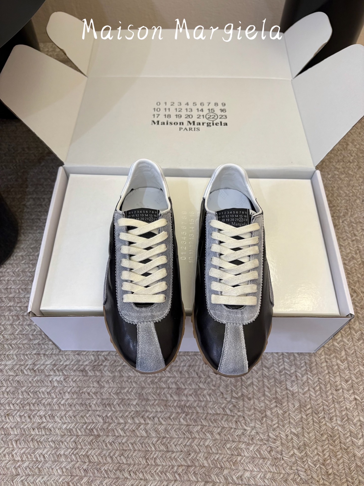 NO:924398,Maison Margiela autumn and winter series couple's Forrest Gump moral training shoes! The outline of the new Sprinters sneakers is made of distressed vegetable soft cowhide, inspired by retro running shoes. Through distressing, stitching, splicing and other processes, the single product is given new life and beauty. The tongue is decorated with classic number logos, with non-slip spike soles, and the tail is decorated with the iconic white stitching logo, full of craftsmanship. Fabric: cowhide original rubber outsole  Size: 35-39 40-44 (40 for women and 45 for men, customized), casual shoes/sports shoes, masion margiela, sneakers, cowhide19860909Maison Margiela 马吉拉秋冬系列情侣款阿甘鞋德训鞋! 新款Sprinters运动鞋轮廓采用做旧植柔牛皮制成,灵感来源于复古跑鞋.通过做旧、缝线、拼接等工艺,赋予单品新的生命和美感.舌头饰有经典的数字标志,搭配有防滑的钉状鞋底,鞋尾饰有标志性的白色缝线logo,充满工艺感. 面料:牛皮 原版橡胶大底 码数:35-39 40-44(女40男45定做),休闲鞋/运动鞋,masion margiela,sneakers,cowhide,Women's Shoes