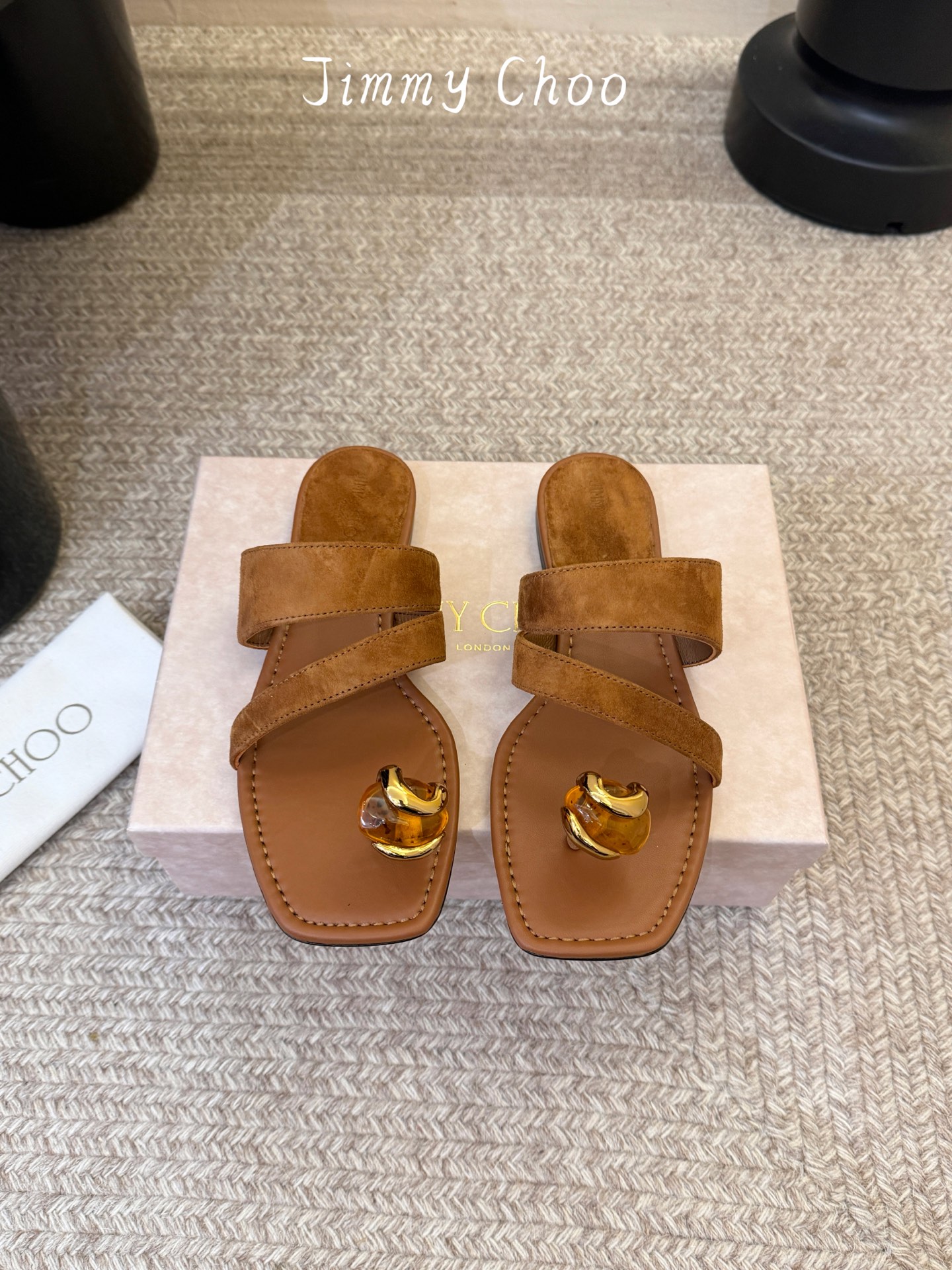 NO:924393,Jimmy Cho*'s hot summer hottie style, caramel brown vs purple orchid, one pair understands summer better than the other! There is zero burden when walking, the clip-toe design brings a casual sense of relaxation, and the dark amber resin gem jewelry embellishment is sweet and spicy! The suede leather has a soft texture, so it won't feel stuffy on your feet in summer. It has a luxurious filter when you step on the beach or in a cafe. The caramel brown is gentle and versatile, and the purple orchid color will brighten up the whole summer. It will instantly explode as soon as you put it on your feet! It's great when paired with suspenders, hot pants, or a denim skirt. Any outfit is American hottie style, and it will turn heads instantly. Sizes are 35-39, custom-made over 40, split-toe shoes, jimmy choo, skirts, chamois leather19860909Jimmy Cho*夏日辣妹出街封神款,焦糖棕vs紫蘭花色,一双比一双懂夏天！走路零负担,夹趾设计自带随性松弛感,深琥珀色树脂宝石饰品点缀又甜又辣！麂皮质感软乎乎的,夏天上脚一点不闷脚,踩在沙滩、咖啡馆都自带贵气滤镜 焦糖棕温柔百搭,紫蘭花色直接点亮整个夏天,一上脚直接炸场！配吊带、热裤、牛仔裙都超绝,随便一套就是美式辣妹风,回头率直接爆表,尺码35-39,40以上定做,分趾鞋,jimmy choo,skirts,chamois leather,Women's Shoes