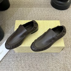 The row 经典中性复古摩登乐福鞋单鞋牛反绒系列!法式极简风格!高级慵懒风。整体设计简约秀气又舒适,穿着方便不掉脚不 The row 经典中性复古摩登乐福鞋单鞋牛反绒系列!法式极简风格!高级慵懒风。整体设计简约秀气又舒适,穿着方便不掉脚不