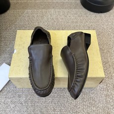 The row 经典中性复古摩登乐福鞋单鞋牛反绒系列!法式极简风格!高级慵懒风。整体设计简约秀气又舒适,穿着方便不掉脚不 The row 经典中性复古摩登乐福鞋单鞋牛反绒系列!法式极简风格!高级慵懒风。整体设计简约秀气又舒适,穿着方便不掉脚不