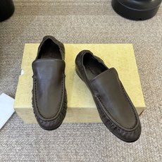 The row 经典中性复古摩登乐福鞋单鞋牛反绒系列!法式极简风格!高级慵懒风。整体设计简约秀气又舒适,穿着方便不掉脚不 The row 经典中性复古摩登乐福鞋单鞋牛反绒系列!法式极简风格!高级慵懒风。整体设计简约秀气又舒适,穿着方便不掉脚不
