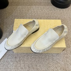 The row 经典中性复古摩登乐福鞋单鞋牛反绒系列!法式极简风格!高级慵懒风。整体设计简约秀气又舒适,穿着方便不掉脚不 The row 经典中性复古摩登乐福鞋单鞋牛反绒系列!法式极简风格!高级慵懒风。整体设计简约秀气又舒适,穿着方便不掉脚不