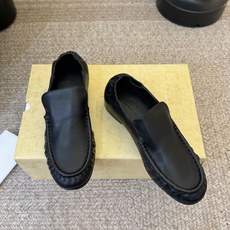 The row 经典中性复古摩登乐福鞋单鞋牛反绒系列!法式极简风格!高级慵懒风。整体设计简约秀气又舒适,穿着方便不掉脚不 The row 经典中性复古摩登乐福鞋单鞋牛反绒系列!法式极简风格!高级慵懒风。整体设计简约秀气又舒适,穿着方便不掉脚不