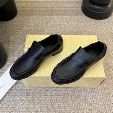 The row 经典中性复古摩登乐福鞋单鞋牛反绒系列!法式极简风格!高级慵懒风。整体设计简约秀气又舒适,穿着方便不掉脚不 The row 经典中性复古摩登乐福鞋单鞋牛反绒系列!法式极简风格!高级慵懒风。整体设计简约秀气又舒适,穿着方便不掉脚不
