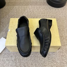 The row 经典中性复古摩登乐福鞋单鞋牛反绒系列!法式极简风格!高级慵懒风。整体设计简约秀气又舒适,穿着方便不掉脚不 The row 经典中性复古摩登乐福鞋单鞋牛反绒系列!法式极简风格!高级慵懒风。整体设计简约秀气又舒适,穿着方便不掉脚不