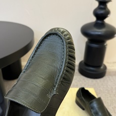 The row 经典中性复古摩登乐福鞋单鞋牛反绒系列!法式极简风格!高级慵懒风。整体设计简约秀气又舒适,穿着方便不掉脚不 The row 经典中性复古摩登乐福鞋单鞋牛反绒系列!法式极简风格!高级慵懒风。整体设计简约秀气又舒适,穿着方便不掉脚不