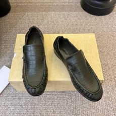 The row 经典中性复古摩登乐福鞋单鞋牛反绒系列!法式极简风格!高级慵懒风。整体设计简约秀气又舒适,穿着方便不掉脚不 The row 经典中性复古摩登乐福鞋单鞋牛反绒系列!法式极简风格!高级慵懒风。整体设计简约秀气又舒适,穿着方便不掉脚不