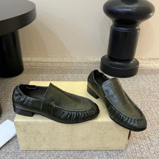 The row 经典中性复古摩登乐福鞋单鞋牛反绒系列!法式极简风格!高级慵懒风。整体设计简约秀气又舒适,穿着方便不掉脚不 The row 经典中性复古摩登乐福鞋单鞋牛反绒系列!法式极简风格!高级慵懒风。整体设计简约秀气又舒适,穿着方便不掉脚不