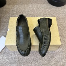 The row 经典中性复古摩登乐福鞋单鞋牛反绒系列!法式极简风格!高级慵懒风。整体设计简约秀气又舒适,穿着方便不掉脚不 The row 经典中性复古摩登乐福鞋单鞋牛反绒系列!法式极简风格!高级慵懒风。整体设计简约秀气又舒适,穿着方便不掉脚不
