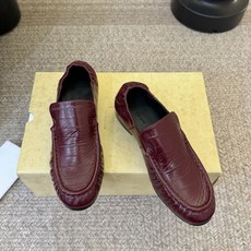 The row 经典中性复古摩登乐福鞋单鞋牛反绒系列!法式极简风格!高级慵懒风。整体设计简约秀气又舒适,穿着方便不掉脚不 The row 经典中性复古摩登乐福鞋单鞋牛反绒系列!法式极简风格!高级慵懒风。整体设计简约秀气又舒适,穿着方便不掉脚不
