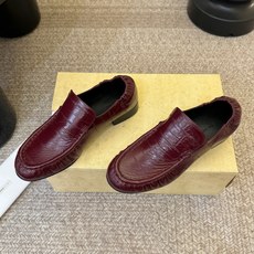The row 经典中性复古摩登乐福鞋单鞋牛反绒系列!法式极简风格!高级慵懒风。整体设计简约秀气又舒适,穿着方便不掉脚不 The row 经典中性复古摩登乐福鞋单鞋牛反绒系列!法式极简风格!高级慵懒风。整体设计简约秀气又舒适,穿着方便不掉脚不
