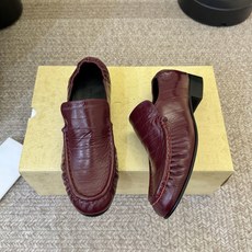The row 经典中性复古摩登乐福鞋单鞋牛反绒系列!法式极简风格!高级慵懒风。整体设计简约秀气又舒适,穿着方便不掉脚不 The row 经典中性复古摩登乐福鞋单鞋牛反绒系列!法式极简风格!高级慵懒风。整体设计简约秀气又舒适,穿着方便不掉脚不