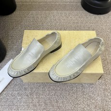 The row 经典中性复古摩登乐福鞋单鞋牛反绒系列!法式极简风格!高级慵懒风。整体设计简约秀气又舒适,穿着方便不掉脚不 The row 经典中性复古摩登乐福鞋单鞋牛反绒系列!法式极简风格!高级慵懒风。整体设计简约秀气又舒适,穿着方便不掉脚不