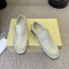 The row 经典中性复古摩登乐福鞋单鞋牛反绒系列!法式极简风格!高级慵懒风。整体设计简约秀气又舒适,穿着方便不掉脚不 The row 经典中性复古摩登乐福鞋单鞋牛反绒系列!法式极简风格!高级慵懒风。整体设计简约秀气又舒适,穿着方便不掉脚不