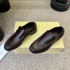 The row 经典中性复古摩登乐福鞋单鞋牛反绒系列!法式极简风格!高级慵懒风。整体设计简约秀气又舒适,穿着方便不掉脚不 The row 经典中性复古摩登乐福鞋单鞋牛反绒系列!法式极简风格!高级慵懒风。整体设计简约秀气又舒适,穿着方便不掉脚不