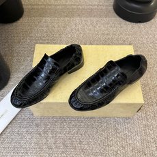 The row 经典中性复古摩登乐福鞋单鞋牛反绒系列!法式极简风格!高级慵懒风。整体设计简约秀气又舒适,穿着方便不掉脚不 The row 经典中性复古摩登乐福鞋单鞋牛反绒系列!法式极简风格!高级慵懒风。整体设计简约秀气又舒适,穿着方便不掉脚不