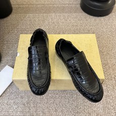 The row 经典中性复古摩登乐福鞋单鞋牛反绒系列!法式极简风格!高级慵懒风。整体设计简约秀气又舒适,穿着方便不掉脚不 The row 经典中性复古摩登乐福鞋单鞋牛反绒系列!法式极简风格!高级慵懒风。整体设计简约秀气又舒适,穿着方便不掉脚不