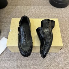 The row 经典中性复古摩登乐福鞋单鞋牛反绒系列!法式极简风格!高级慵懒风。整体设计简约秀气又舒适,穿着方便不掉脚不 The row 经典中性复古摩登乐福鞋单鞋牛反绒系列!法式极简风格!高级慵懒风。整体设计简约秀气又舒适,穿着方便不掉脚不