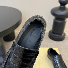 The row 经典中性复古摩登乐福鞋单鞋牛反绒系列!法式极简风格!高级慵懒风。整体设计简约秀气又舒适,穿着方便不掉脚不 The row 经典中性复古摩登乐福鞋单鞋牛反绒系列!法式极简风格!高级慵懒风。整体设计简约秀气又舒适,穿着方便不掉脚不