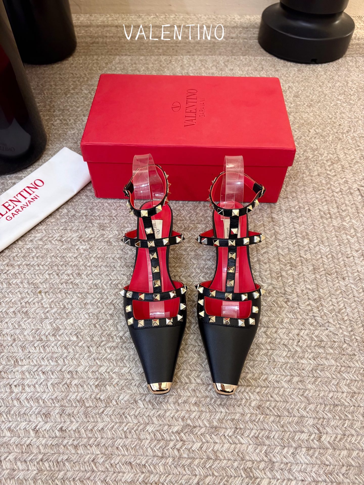 NO:926761,VALENTINO Valentino classic sandals spring and summer VLOGO SIGNATURE shoes have smooth lines. The shape is great and comfortable on the foot.**. Look slimmer. Elongate the leg line. Comfortable on the foot.**. Look slimmer. Elongate the leg line. Upper version material. Original leather sole inside. Genuine leather sole. Size 35-39  (35.40.41.42 Customized, non-refundable and non-exchangeable), high heels and sandals, valentino, valentino, sandals, high heels19860909VALENTINO华伦天奴经典凉鞋单鞋春夏VLOGO SIGNATURE鞋型线条流畅.版型超赞上脚舒适.**.显瘦.拉长腿部线条 上脚舒适.**.显瘦.拉长腿部线条 鞋面对版材质 内里原版真皮鞋底 鞋底真皮鞋底 尺码35-39 (35.40.41.42定制不退不换),高跟鞋凉鞋,valentino,valentino,sandals,high heels,Women's Shoes