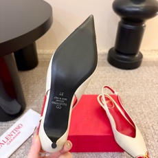 VALENTINO华伦天奴经典凉鞋单鞋春夏VLOGO SIGNATURE鞋型线条流畅.版型超赞上脚舒适.增高.显瘦.拉长 VALENTINO华伦天奴经典凉鞋单鞋春夏VLOGO SIGNATURE鞋型线条流畅.版型超赞上脚舒适.增高.显瘦.拉长