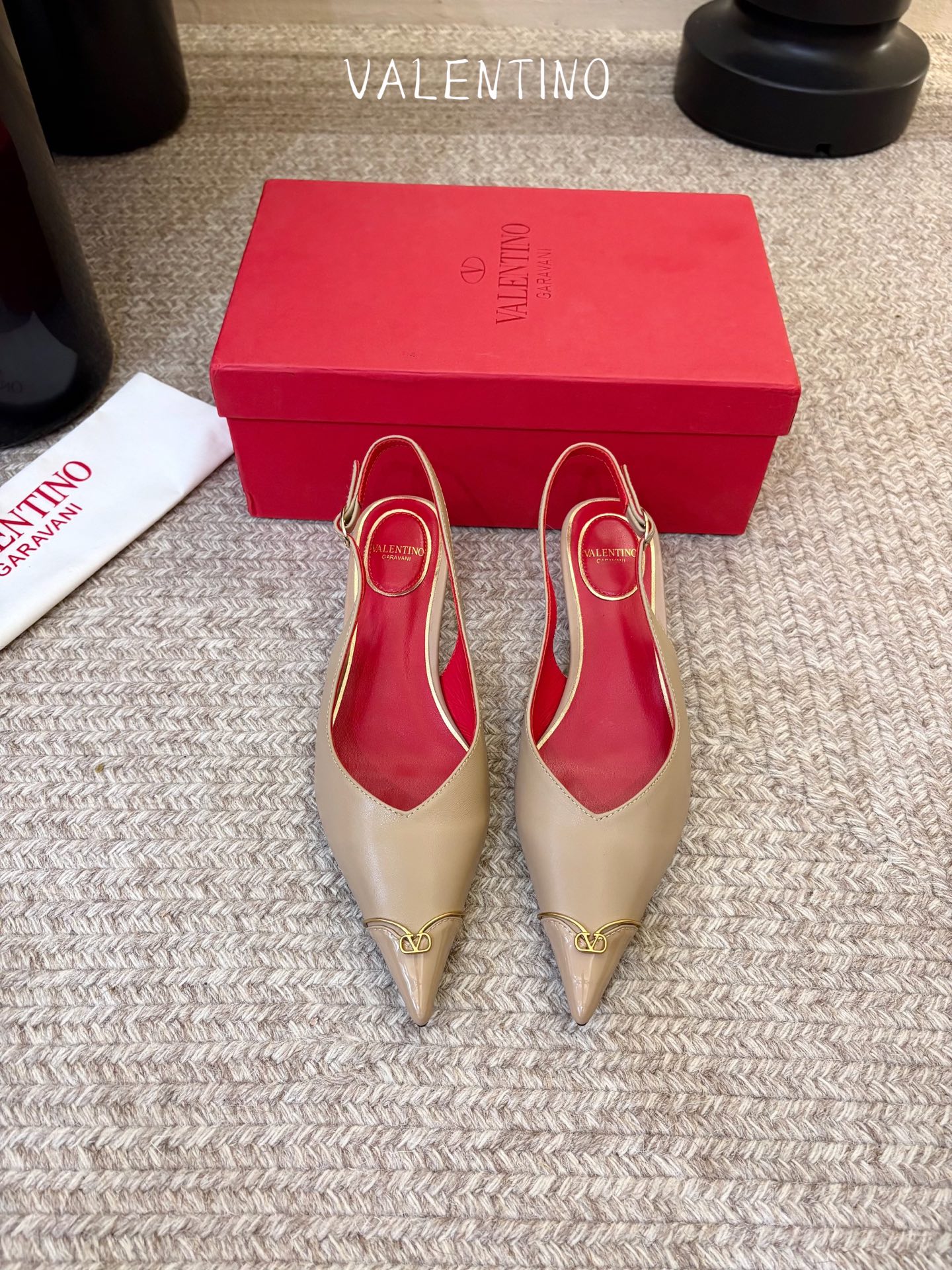 NO:926771,VALENTINO Valentino classic sandals single shoes spring and summer VLOGO SIGNATURE shoes have smooth lines. The version is great and comfortable on the foot. Increases height. Looks slimmer. Elongates the leg line. Comfortable on the foot. Increases height. Looks slimmer. Elongates the leg line. The upper is made of sheepskin. The inner lining is original leather sole. The sole is genuine leather. Size 35-39  (35.40.41.42 Customized, non-refundable and non-exchangeable), high heels and sandals, valentino, valentino, sandals, high heels, sheepskin19860909VALENTINO华伦天奴经典凉鞋单鞋春夏VLOGO SIGNATURE鞋型线条流畅.版型超赞上脚舒适.增高.显瘦.拉长腿部线条 上脚舒适.增高.显瘦.拉长腿部线条 鞋面对版羊皮 内里原版真皮鞋底 鞋底真皮鞋底 尺码35-39 (35.40.41.42定制不退不换),高跟鞋凉鞋,valentino,valentino,sandals,high heels,sheepskin,Women's Shoes