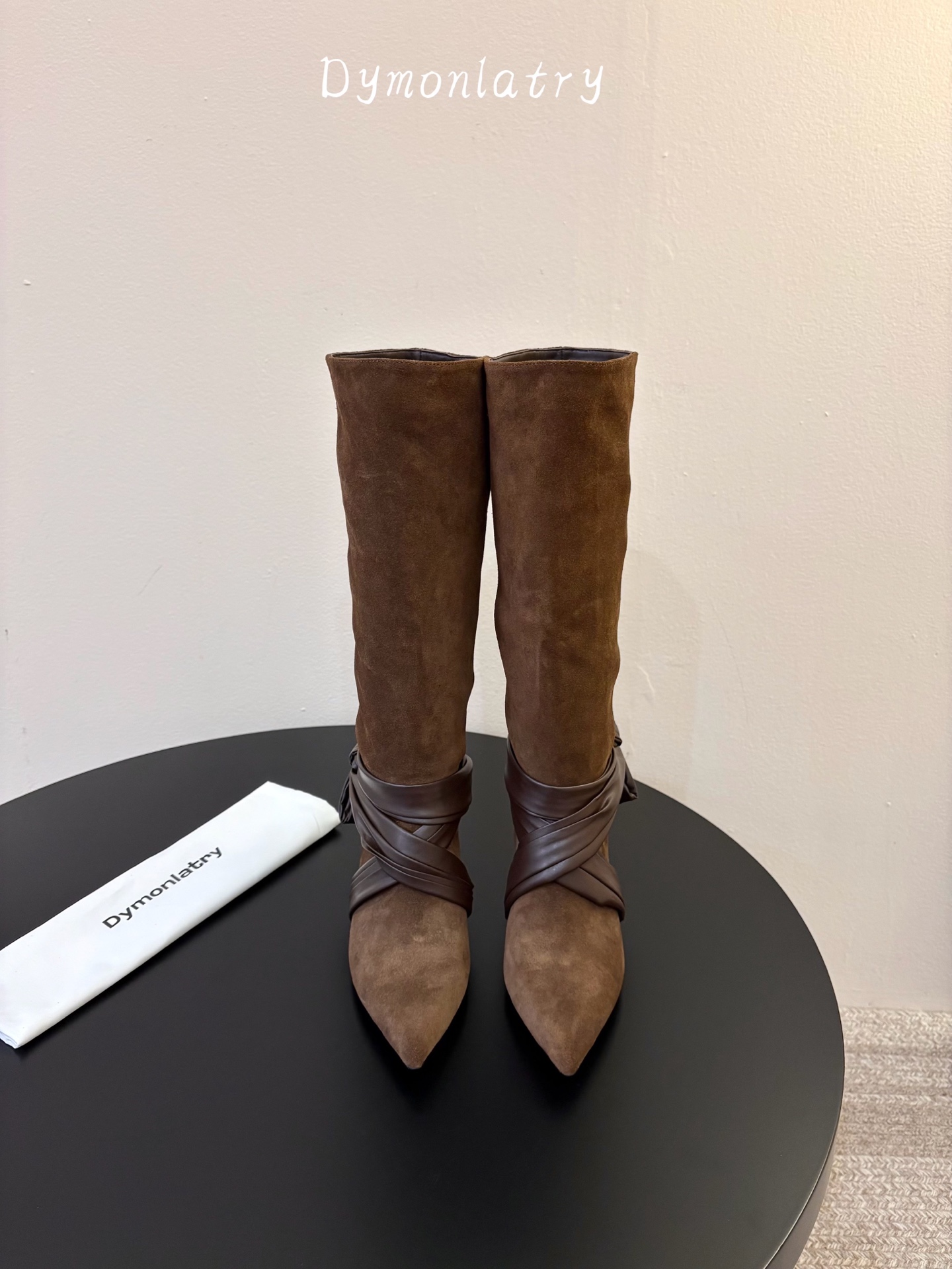 NO:926699,Dymonlatry26 autumn and winter atmosphere boots, simple and neat design, with fashionable straps, taking into account the gentle temperament and sophistication of women, upper with high satin suede, soft cowhide, sheepskin lining, heel height 5.5cm, original leather heel included, size 35-39, three colors, boots, boots, cowhide, sheepskin19860909Dymonlatry26秋冬氛围感长靴 ,简约的利落设计,搭配时髦绑带,兼顾女性温柔气质与精致感,鞋面高丝光牛反绒,软牛皮,内里羊皮,跟高5.5cm ,原版一致包真皮鞋跟,尺码35-39 ,三色入,靴子,boots,cowhide,sheepskin,Women's Shoes