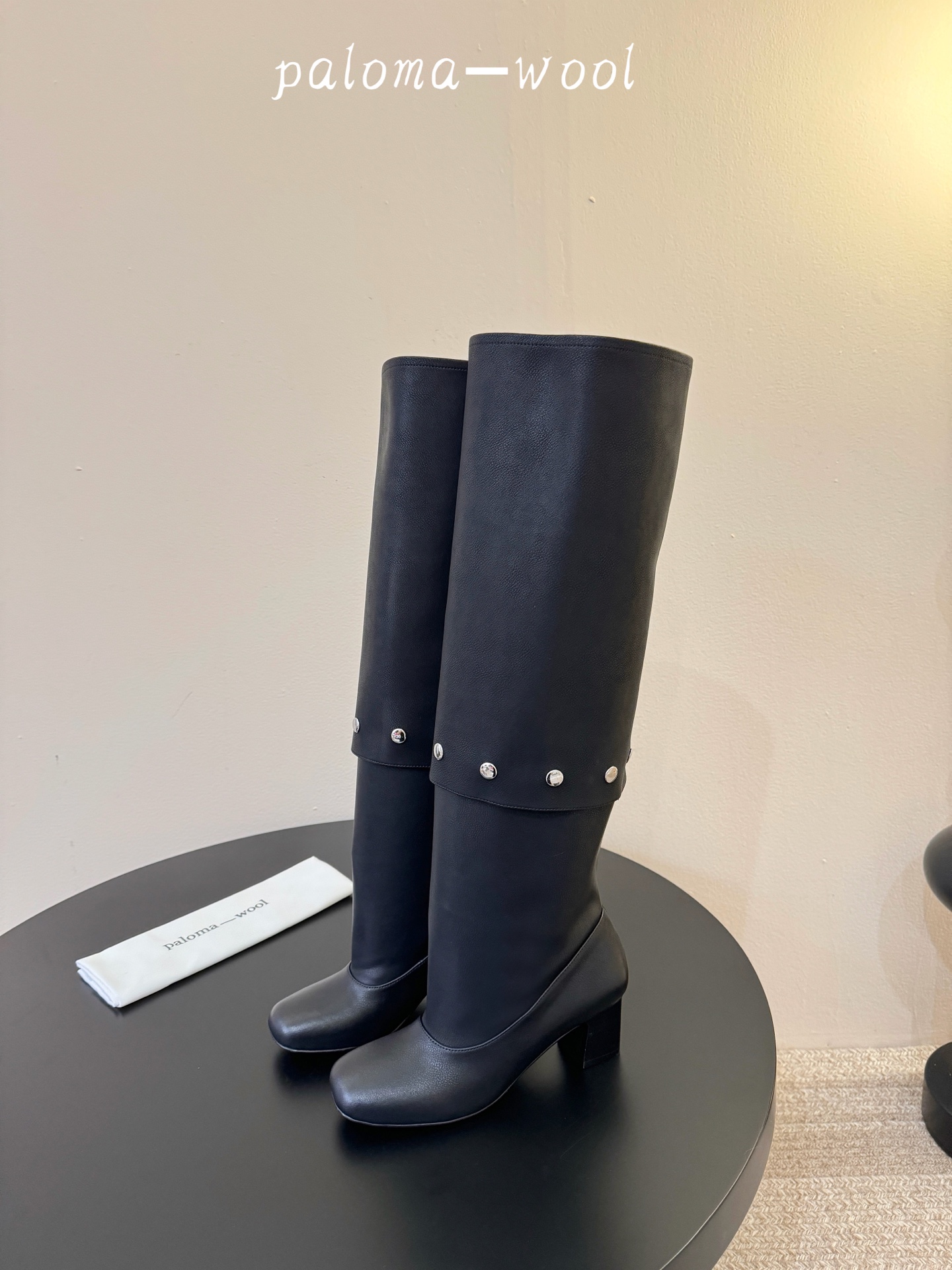 Paloma Wool 新品 一鞋多穿 利落皮革拼接铆钉 在硬朗与柔滑间碰撞张力 可直筒可褶皱的百变形态 自带打破常规的