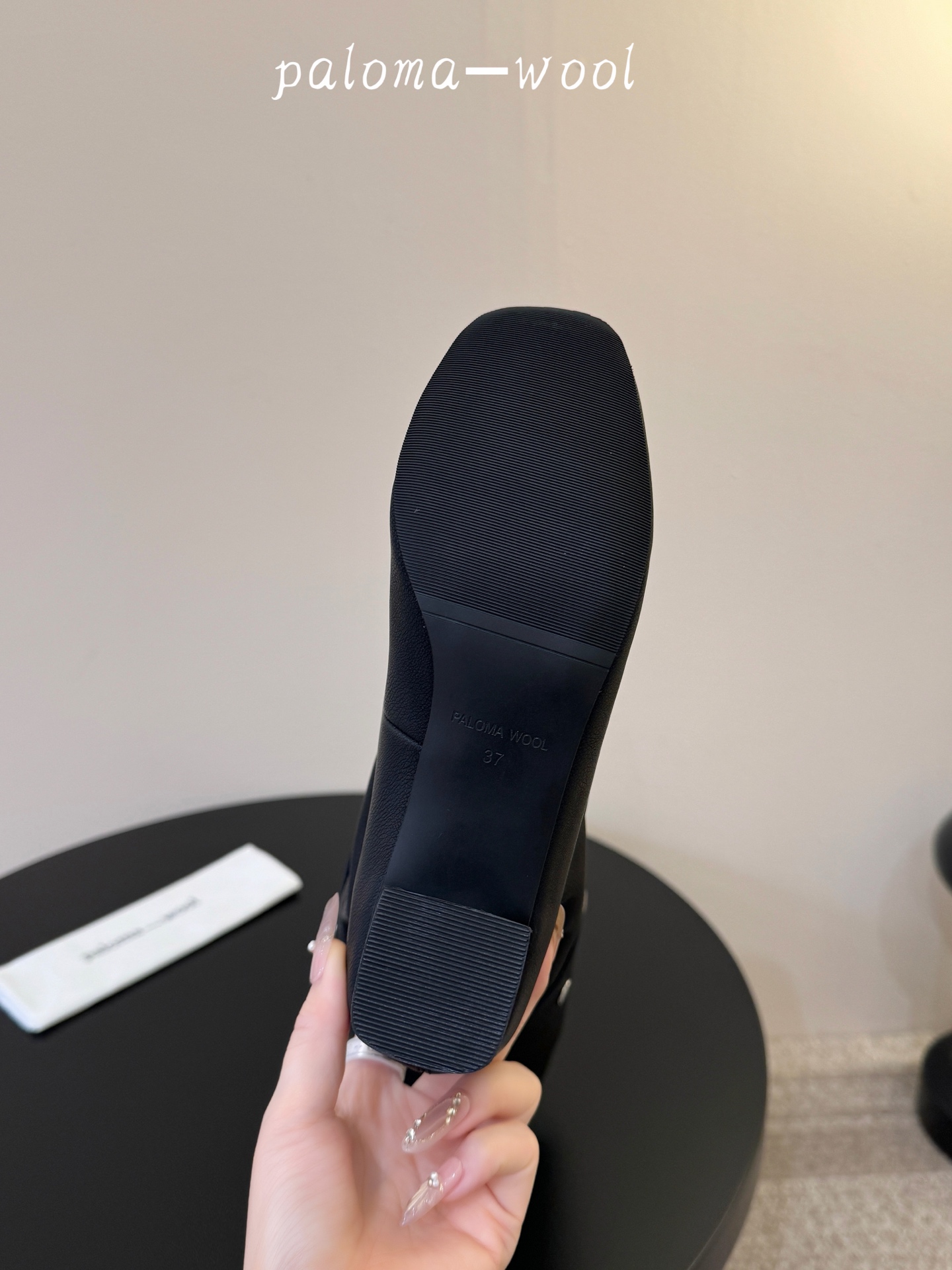 Paloma Wool 新品 一鞋多穿 利落皮革拼接铆钉 在硬朗与柔滑间碰撞张力 可直筒可褶皱的百变形态 自带打破常规的