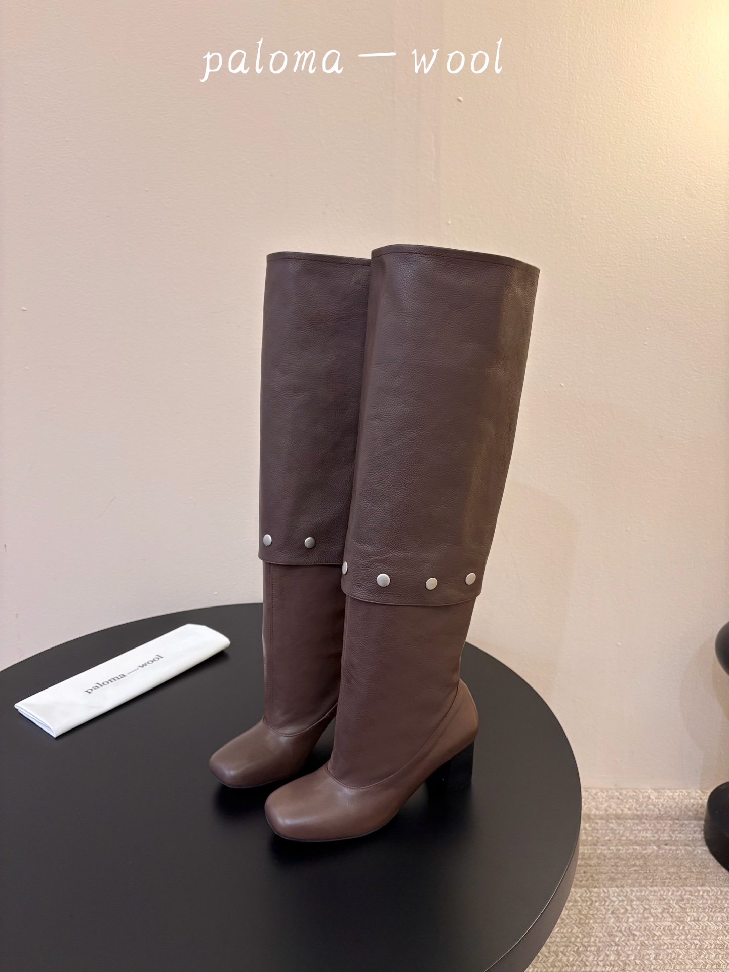 Paloma Wool 新品 一鞋多穿 利落皮革拼接铆钉 在硬朗与柔滑间碰撞张力 可直筒可褶皱的百变形态 自带打破常规的 Paloma Wool 新品 一鞋多穿 利落皮革拼接铆钉 在硬朗与柔滑间碰撞张力 可直筒可褶皱的百变形态 自带打破常规的