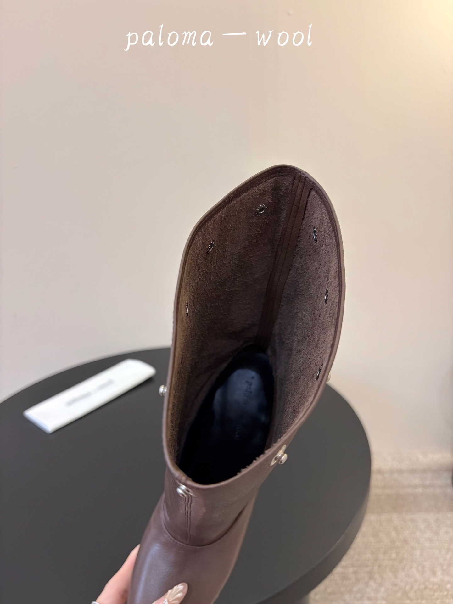 Paloma Wool 新品 一鞋多穿 利落皮革拼接铆钉 在硬朗与柔滑间碰撞张力 可直筒可褶皱的百变形态 自带打破常规的 Paloma Wool 新品 一鞋多穿 利落皮革拼接铆钉 在硬朗与柔滑间碰撞张力 可直筒可褶皱的百变形态 自带打破常规的