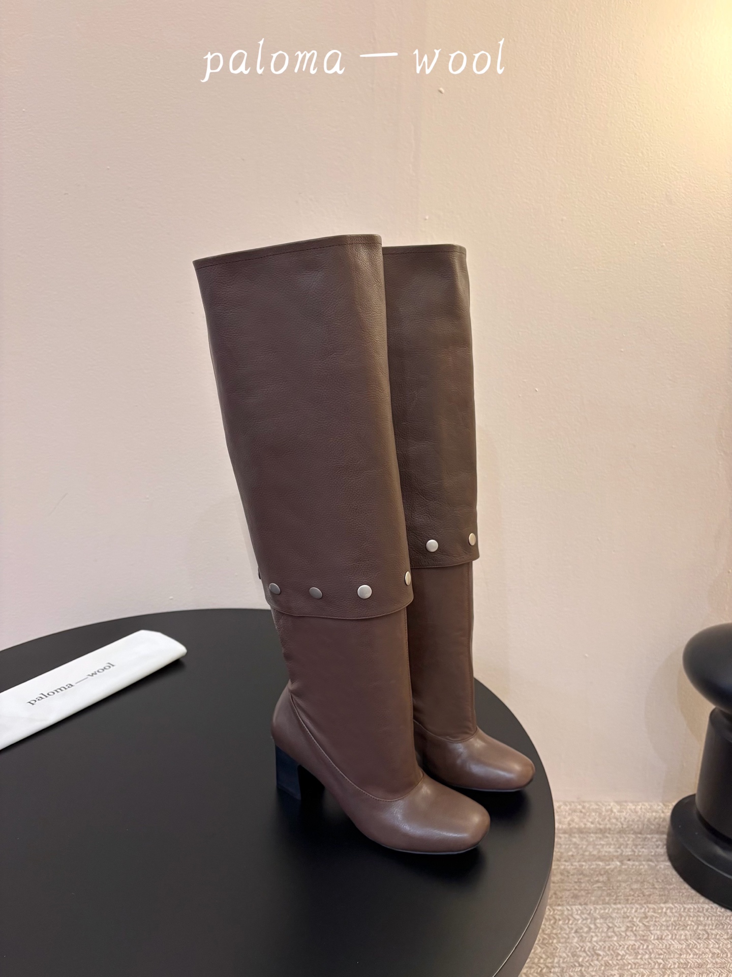 Paloma Wool 新品 一鞋多穿 利落皮革拼接铆钉 在硬朗与柔滑间碰撞张力 可直筒可褶皱的百变形态 自带打破常规的 Paloma Wool 新品 一鞋多穿 利落皮革拼接铆钉 在硬朗与柔滑间碰撞张力 可直筒可褶皱的百变形态 自带打破常规的