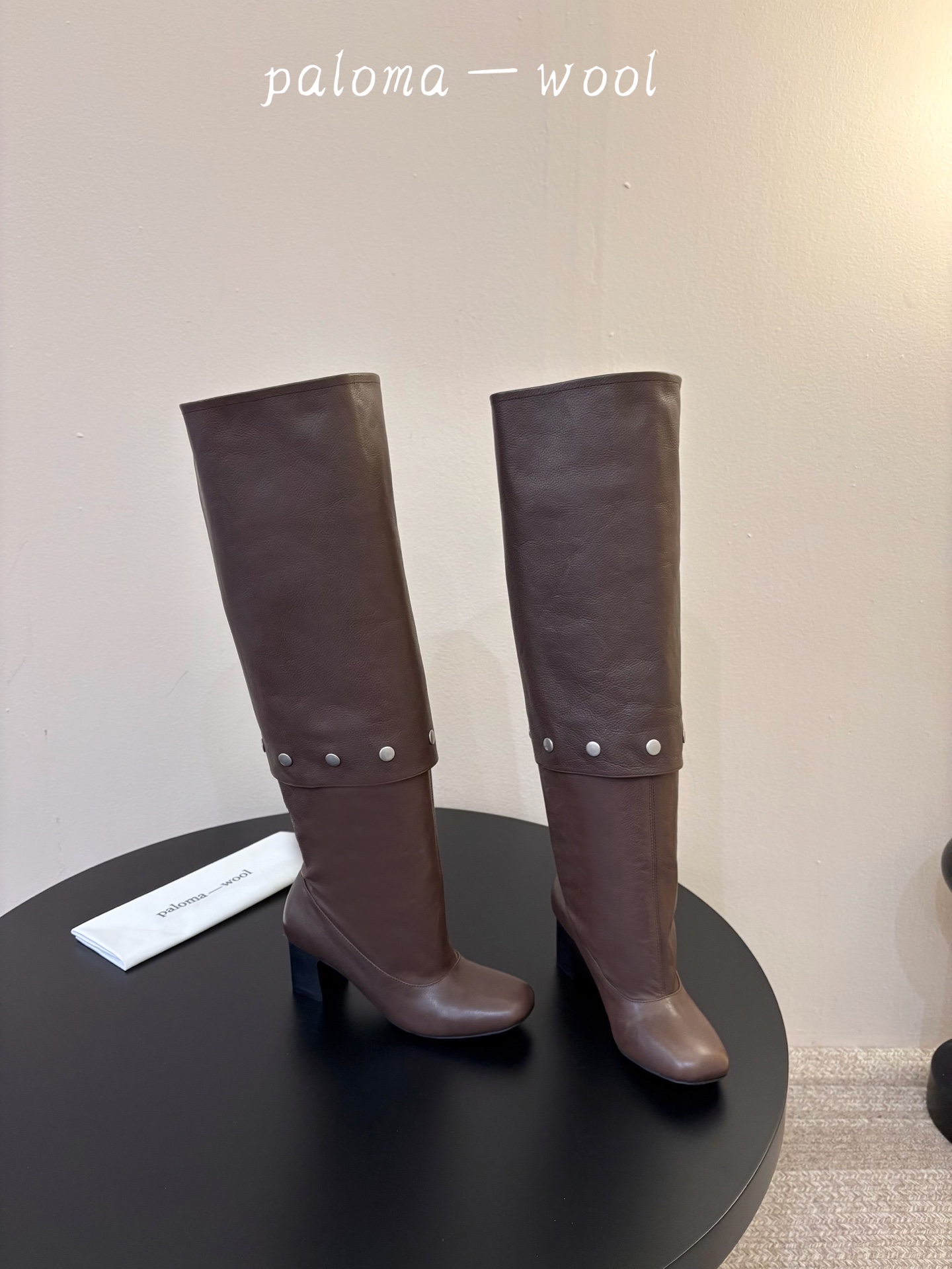 Paloma Wool 新品 一鞋多穿 利落皮革拼接铆钉 在硬朗与柔滑间碰撞张力 可直筒可褶皱的百变形态 自带打破常规的 Paloma Wool 新品 一鞋多穿 利落皮革拼接铆钉 在硬朗与柔滑间碰撞张力 可直筒可褶皱的百变形态 自带打破常规的