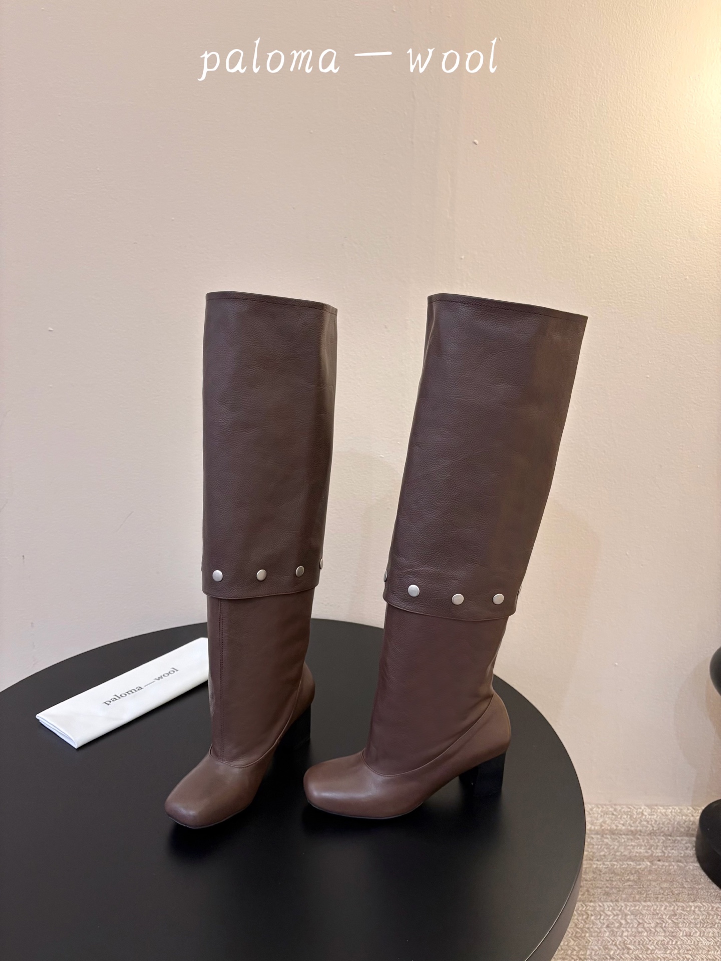 Paloma Wool 新品 一鞋多穿 利落皮革拼接铆钉 在硬朗与柔滑间碰撞张力 可直筒可褶皱的百变形态 自带打破常规的 Paloma Wool 新品 一鞋多穿 利落皮革拼接铆钉 在硬朗与柔滑间碰撞张力 可直筒可褶皱的百变形态 自带打破常规的
