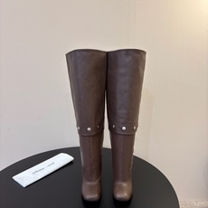Paloma Wool 新品 一鞋多穿 利落皮革拼接铆钉 在硬朗与柔滑间碰撞张力 可直筒可褶皱的百变形态 自带打破常规的 Paloma Wool 新品 一鞋多穿 利落皮革拼接铆钉 在硬朗与柔滑间碰撞张力 可直筒可褶皱的百变形态 自带打破常规的
