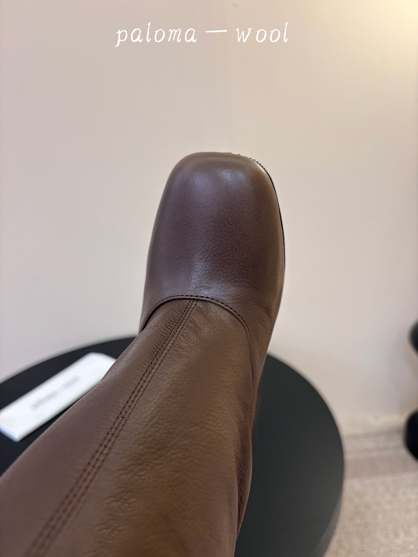 Paloma Wool 新品 一鞋多穿 利落皮革拼接铆钉 在硬朗与柔滑间碰撞张力 可直筒可褶皱的百变形态 自带打破常规的 Paloma Wool 新品 一鞋多穿 利落皮革拼接铆钉 在硬朗与柔滑间碰撞张力 可直筒可褶皱的百变形态 自带打破常规的