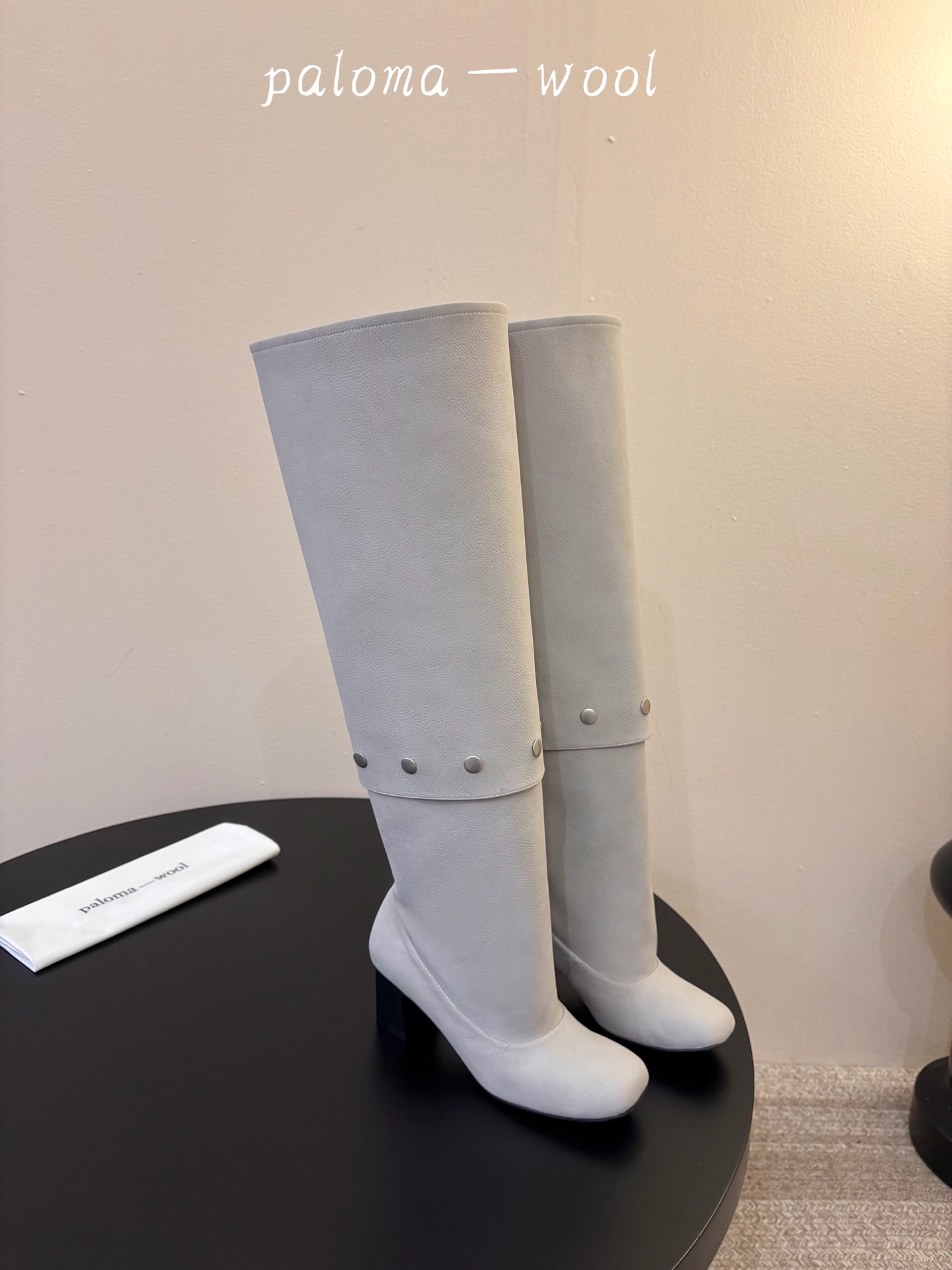 Paloma Wool 新品 一鞋多穿 利落皮革拼接铆钉 在硬朗与柔滑间碰撞张力 可直筒可褶皱的百变形态 自带打破常规的 Paloma Wool 新品 一鞋多穿 利落皮革拼接铆钉 在硬朗与柔滑间碰撞张力 可直筒可褶皱的百变形态 自带打破常规的