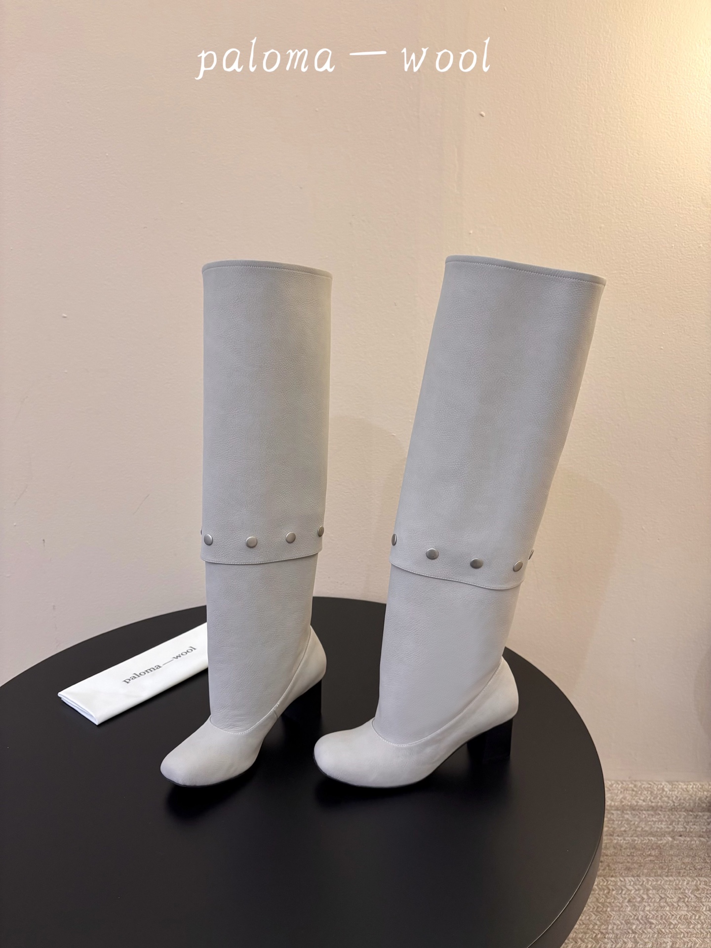 Paloma Wool 新品 一鞋多穿 利落皮革拼接铆钉 在硬朗与柔滑间碰撞张力 可直筒可褶皱的百变形态 自带打破常规的 Paloma Wool 新品 一鞋多穿 利落皮革拼接铆钉 在硬朗与柔滑间碰撞张力 可直筒可褶皱的百变形态 自带打破常规的