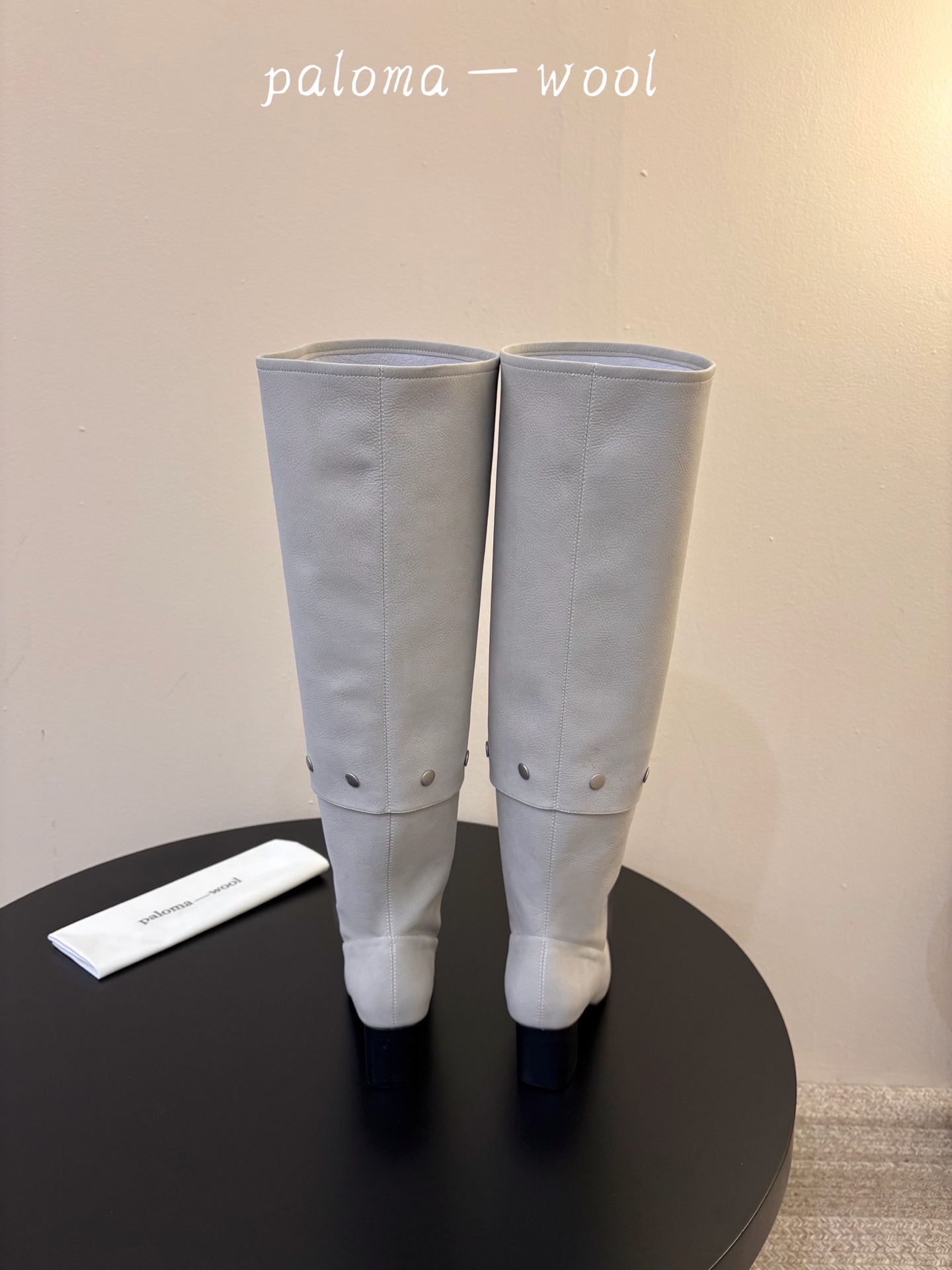 Paloma Wool 新品 一鞋多穿 利落皮革拼接铆钉 在硬朗与柔滑间碰撞张力 可直筒可褶皱的百变形态 自带打破常规的 Paloma Wool 新品 一鞋多穿 利落皮革拼接铆钉 在硬朗与柔滑间碰撞张力 可直筒可褶皱的百变形态 自带打破常规的
